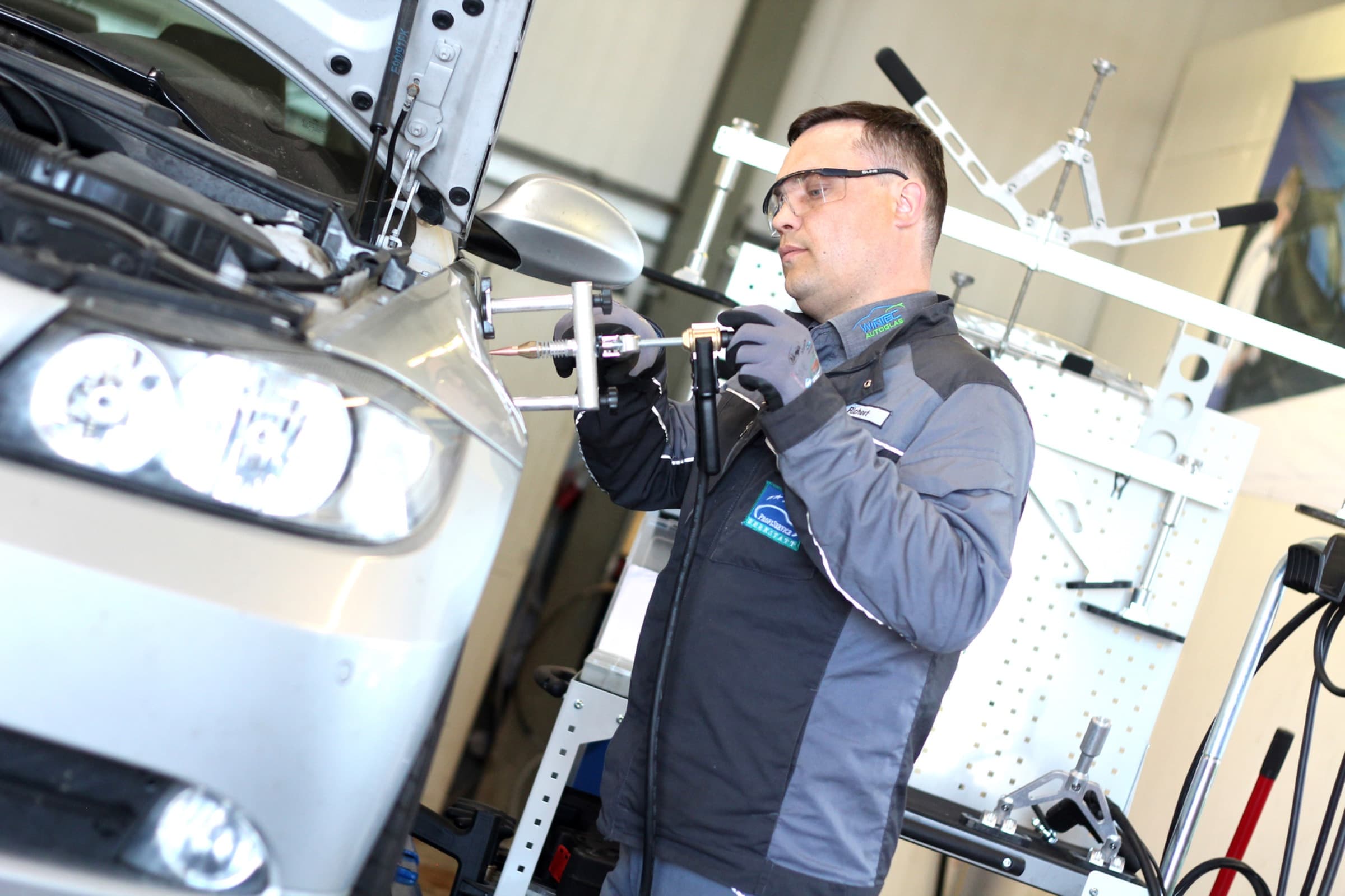 Steinschlag-Reparatur an der Frontscheibe in der Werkstatt
